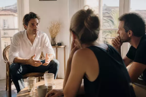 Scène de débat sur l'hypnothérapie à Cannes